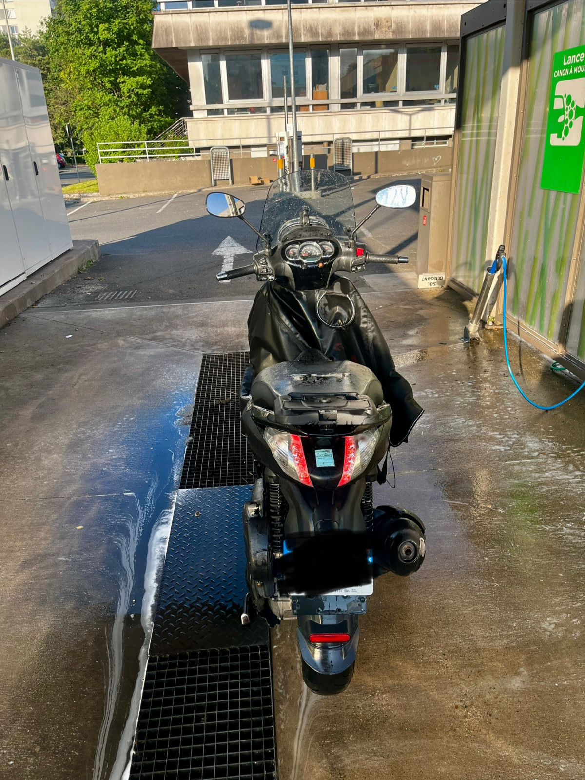 Bonjour, je vends mon scooter Piaggio BEVERLY 300, scooter qui s’allume et démarre et roule parfaitement, peinture et assise impeccable, vidange et disques et plaquettes faites le 17/06/2025, y a que le ABS qui faut refaire (200€) le reste est parfait