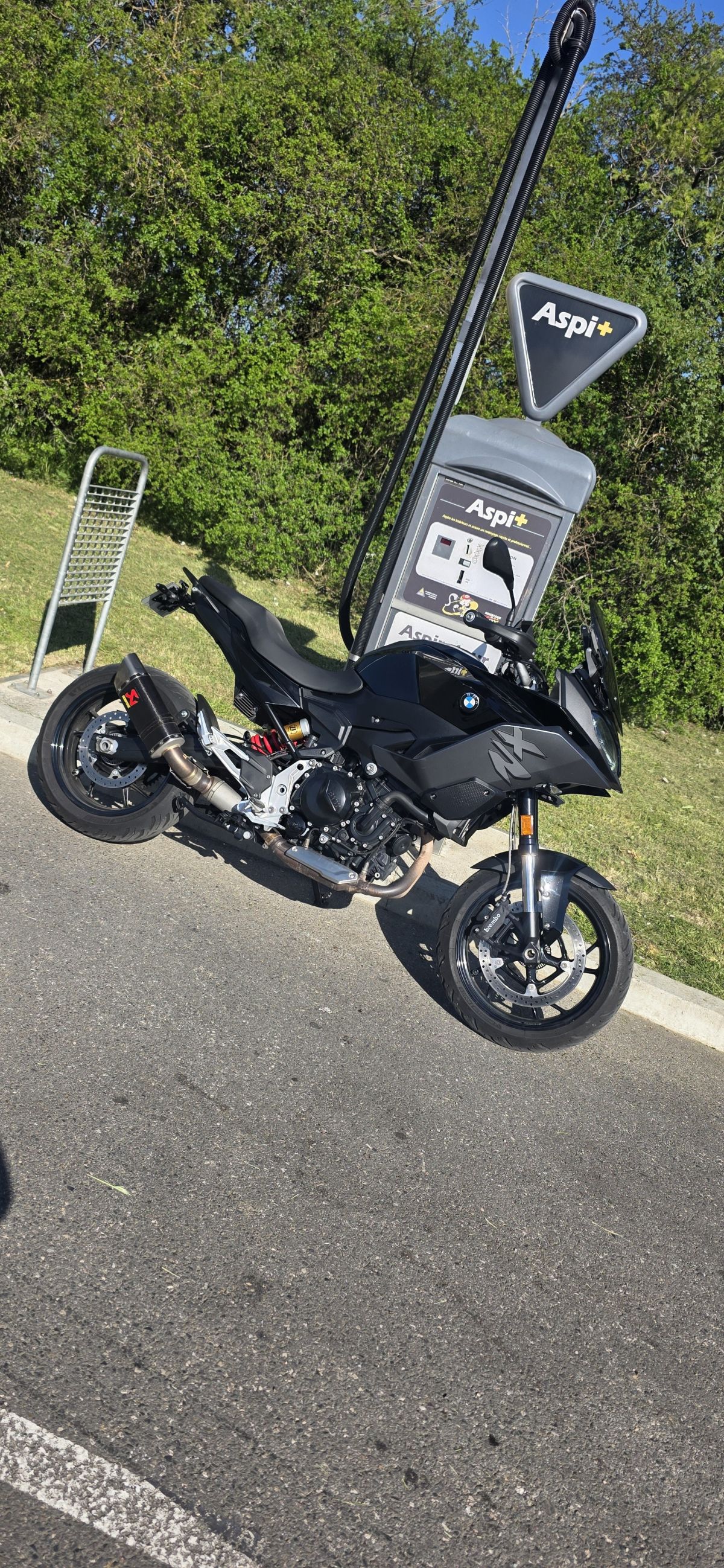 BMW F900XR Triple Black A2