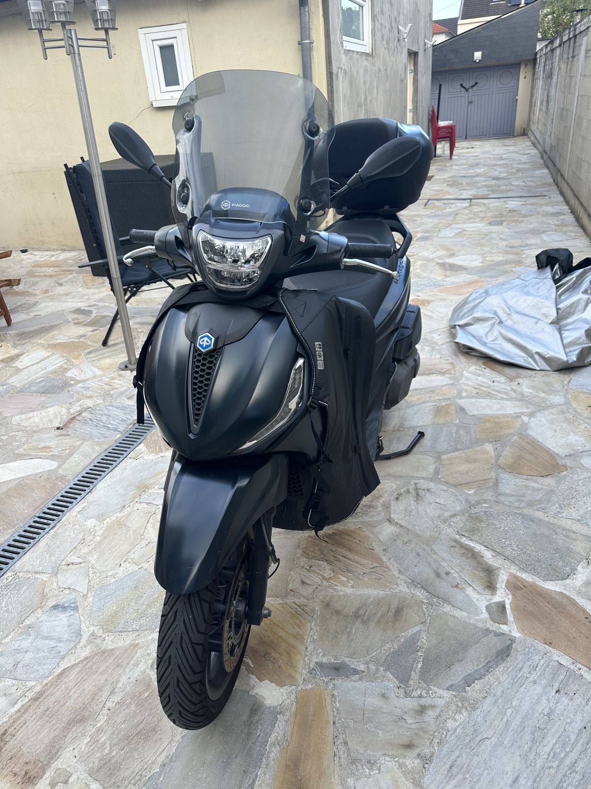 Beverly 400s - Deep Black