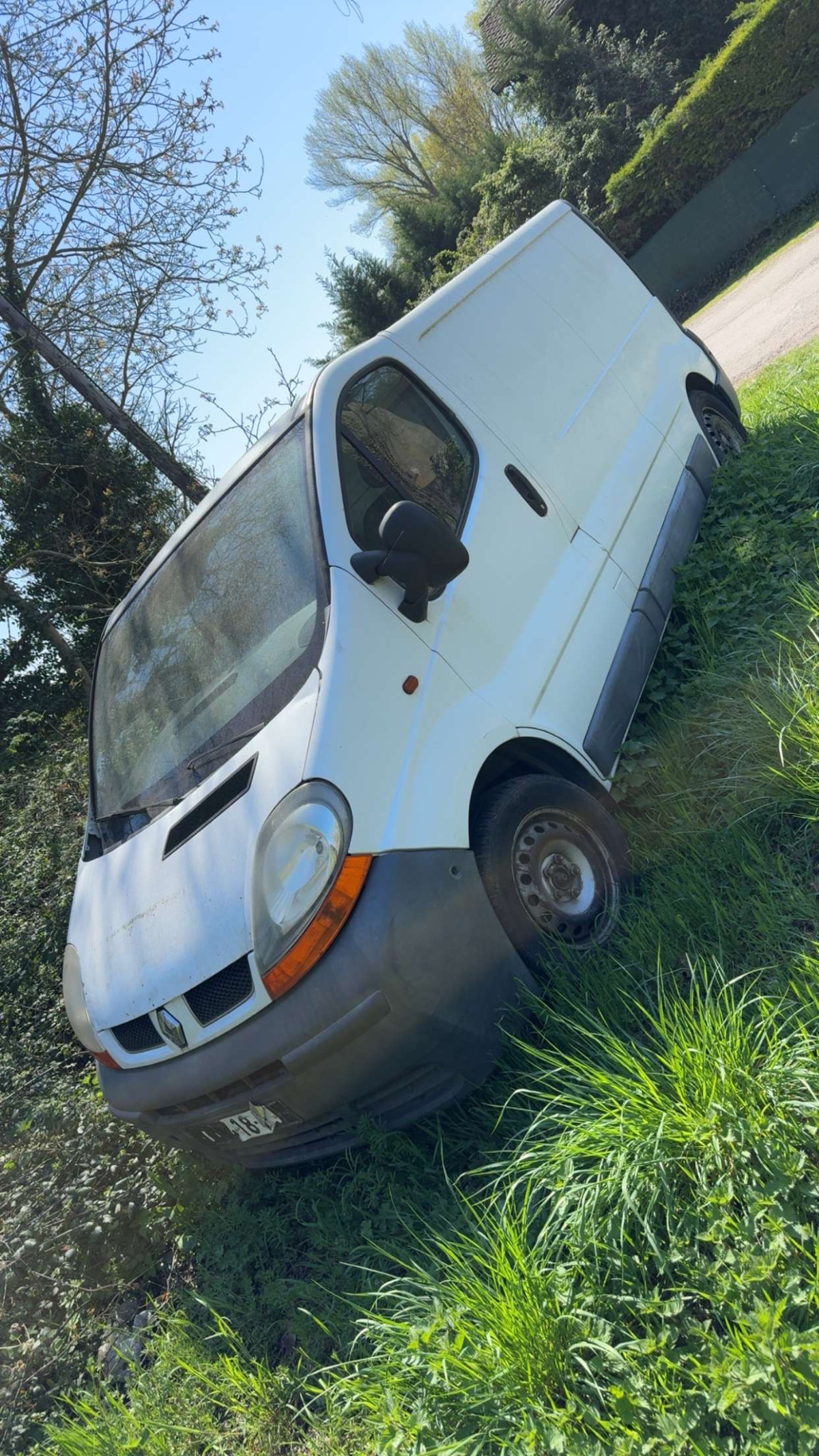 Trafic 1.9dci 82ch moteur hs francaise vendu dans l’etat